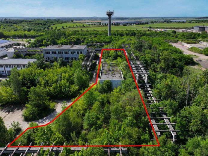 Provisionsfreie Halle mit ca. 450 m² Nutzfläche, variable Grundstücksgröße, Top-Lage in Schönebeck – Luftbild aus Norden