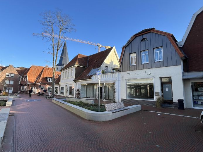 Blick Straße auf Ladenlokal  