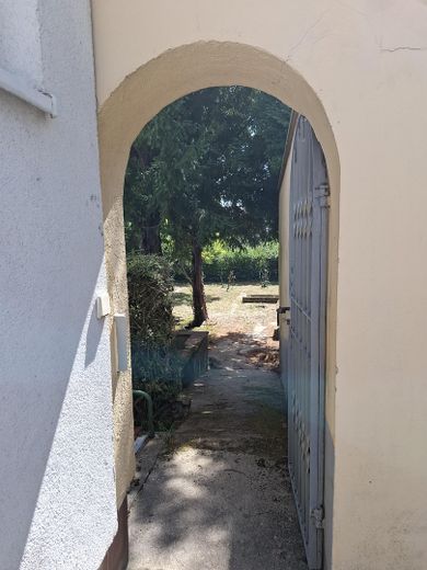 Büyük bir üst hakkı arsası üzerinde tasarım potansiyeline sahip müstakil şehir villası – Zugang zum Garten