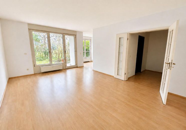 Wohnzimmer mit Gartenblick
