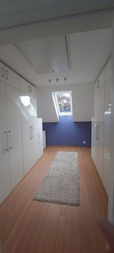 Geräumiges und modernisiertes 8-Zimmer-Einfamilienhaus mit geh. Innenausstattung in bester Lage – Ankleideraum