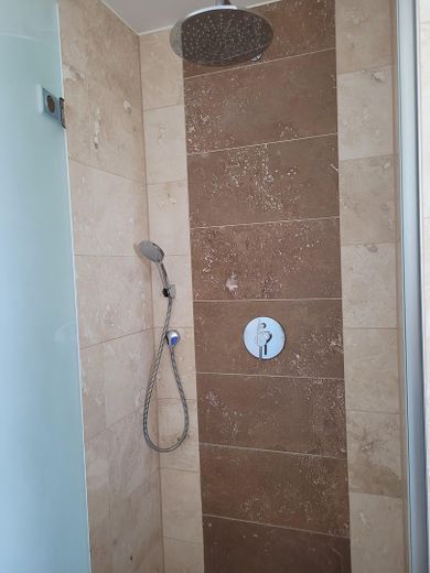 Regendusche mit Marmorfliesen