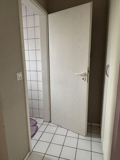 Ruhig wohnen in Feldrandlage: Doppelhaushälfte 5 Zi, 140 qm, Garage – Tür zum Gäste WC