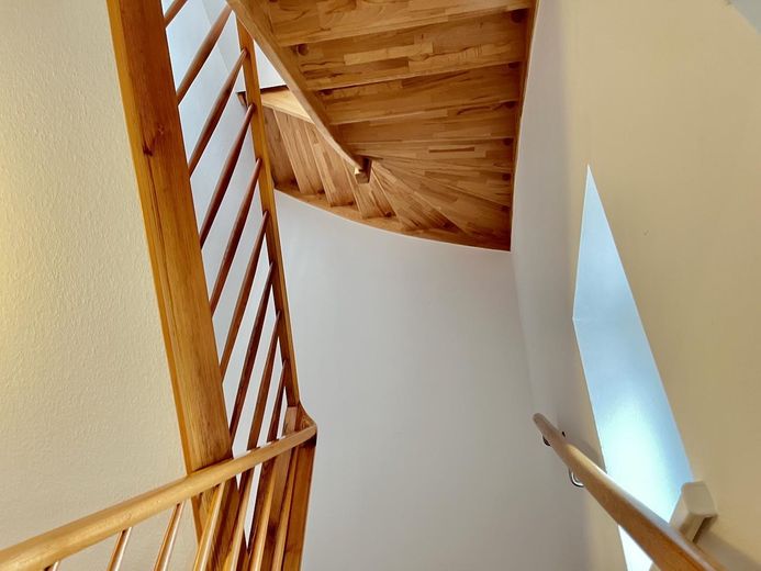 Neuwertig saniertes EFH mit großem Grund in bester Lage - provisionsfrei – Sanierte Treppe