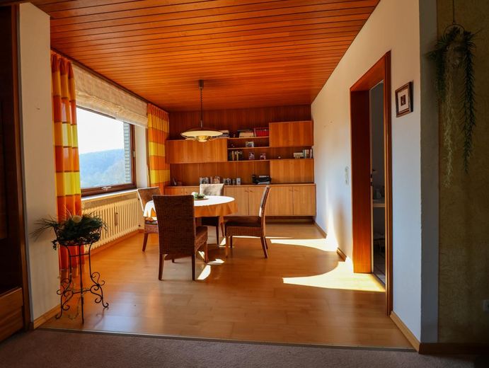 Esszimmer, rechts die Küche
