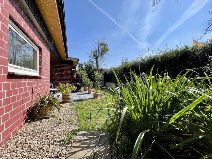 Fröndenberg-Frömern: Freistehender Bungalow mit Garage in familienfreundlicher Lage! – Terrasse und Garten