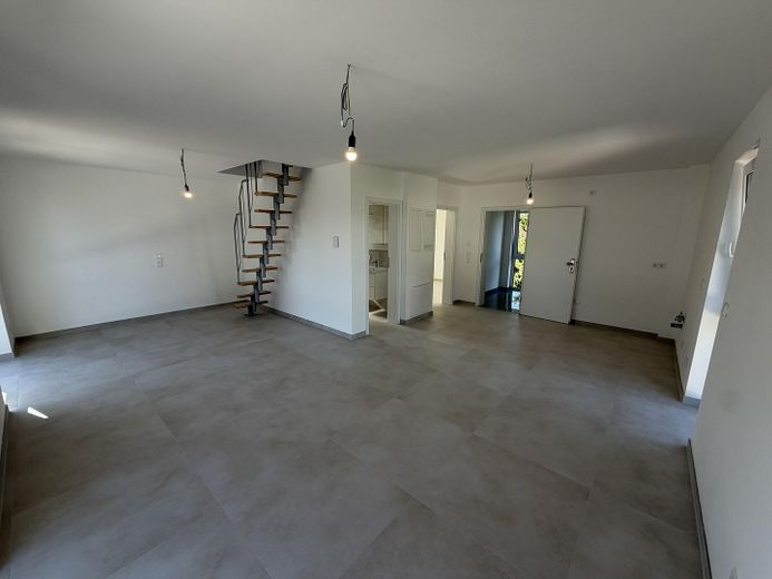 Première occupation d’une construction neuve exclusive – Élégant appartement-maisonnette de 3 pièces – Wohnzimmer Treppe Dachzimmer