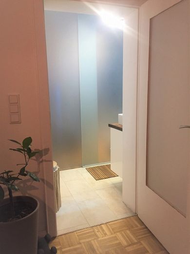 Modern, Stilvoll, saniert - zwei Loggien, EBK, Ankleideraum *ohne Provision – Blick ins Badezimmer