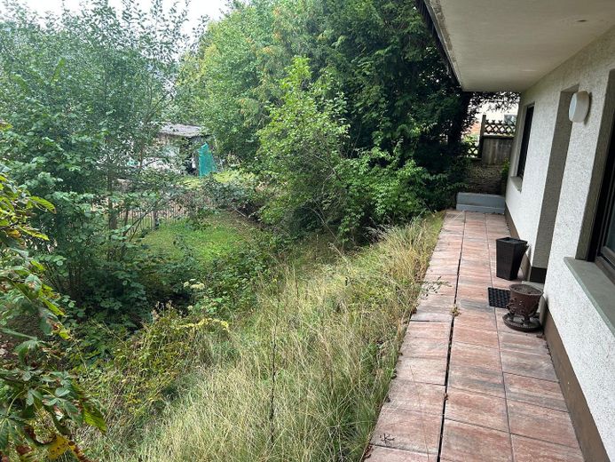 Casa unifamiliare ben tenuta con grande potenziale e terreno edificabile aggiuntivo a 54570 Neroth – Weg hinter Haus