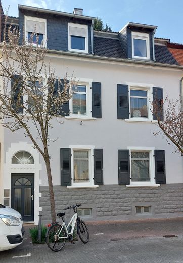 Sehr schönes 3 Fam.- Haus, große Balkone – Strassenansicht