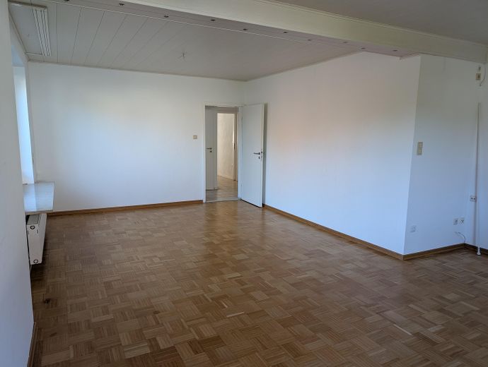 Altencelle’de idil: 1200qm üzerinde havuzlu müstakil ev – Wohnmzimmer untere Wohneinheit