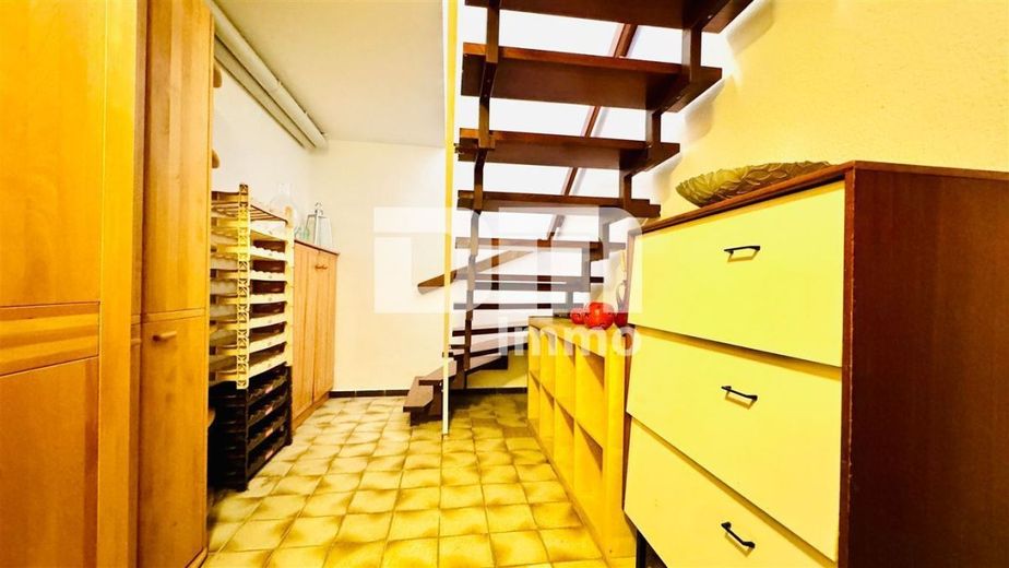 (R)eserviert! Altengerechter gepflegter Bungalow mit Gartenbereich, Terrasse, Garage – Souterrain Flur / Diele