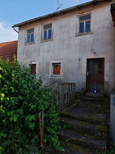 Großes Grundstück mit Altbestand - Bauland + Grünland! Kleines Schnäppchen-Haus bei Bamberg / Ebern – Straßenansicht