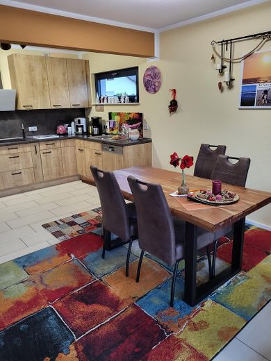 Esszimmer mit Einbauküche