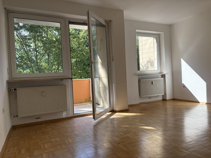 Wohnzimmer und Balkon