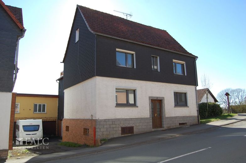 +++Immobile da ristrutturare con molto potenziale, senza commissioni!!!+++ – Hausansicht mit Hofeinfahrt