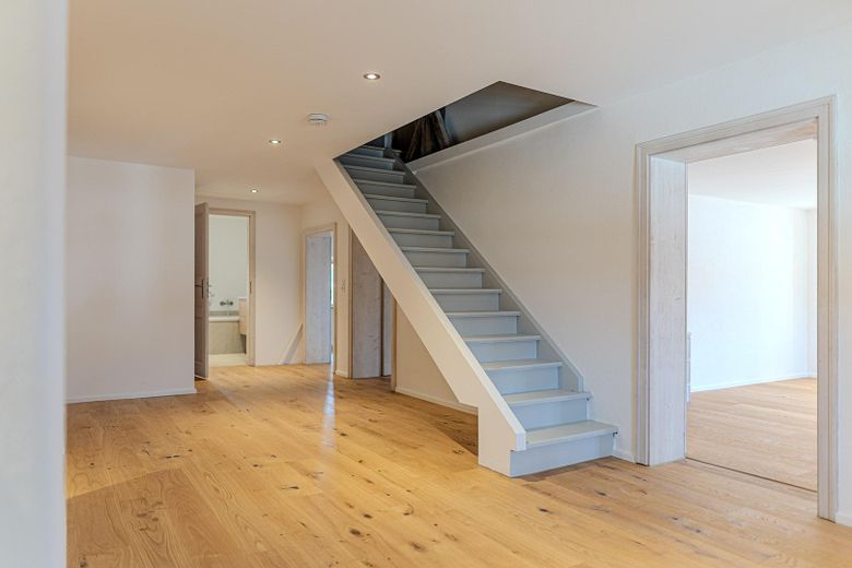 Einzigartiges Bauernhaus 1482 – Luxus-Sanierung & Erstbezug – Treppenhaus OG III