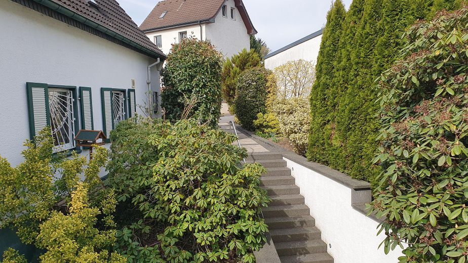 Detached house with granny apartment, pool and large garden in Remscheid Süd – Eingang Einliegerwohnung 2