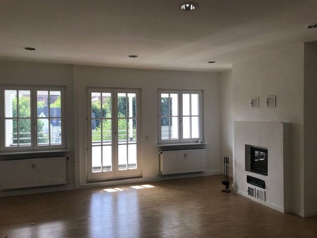 Attraktive 3-Zi.-Wohnung KDB mit Balkon zu vermieten – Wohnzimmer mit Kamin