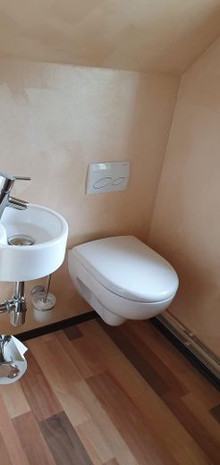 Modernes, zukunftsicheres Effizienzhaus - Wohnen, Arbeiten oder Vermieten - unverbaubare Aussicht – WC DG