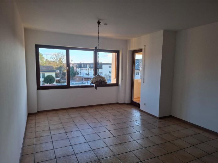 Państwa dom w sercu Bad Windsheim z zabudowaną kuchnią i balkonem – Foto 3