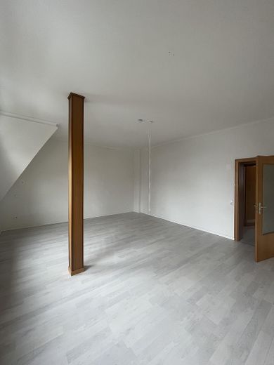 Charmante 3-Zimmer Wohnung mit Küche in Duisburg-Laar – Wohnzimmer leer