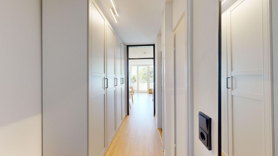 Renovierte & helle Wohnung in München Schwabing zur Vermietung – Schrank im Eingangsbereich