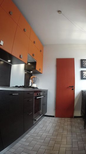 Küche mit Tür zur Speisekammer