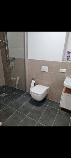 Luxuriöse Neubauwohnung  28 m2 Nürnberg – Badezimmer von innen