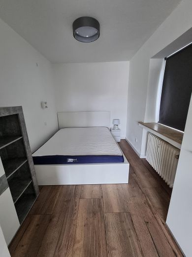 Ekskluzywne umeblowane mieszkanie 1,5-pokojowe w pobliżu uniwersytetu/Dworca Głównego z kuchnią w zabudowie, dużą loggią, internetem itd. – Schlafzimmer mit Verdunklung