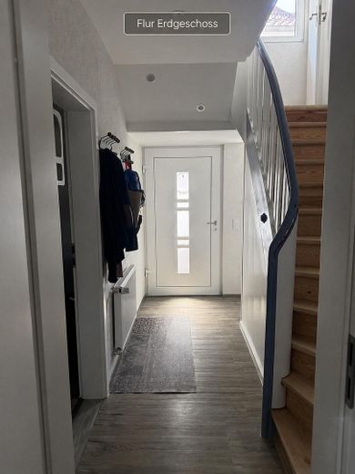 624 m² Grundstück mit Entwicklungspotenzial – modernisiertes Einfamilienhaus in Lorsch – Flur mit Haustür