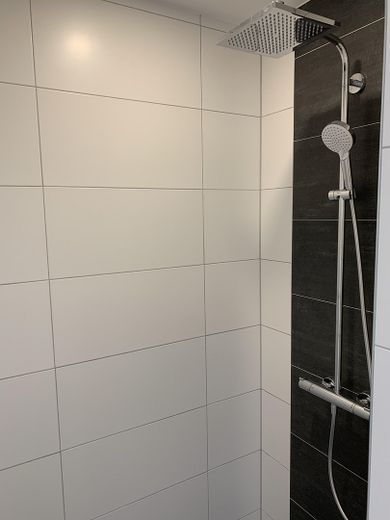 Premium 3-kamerappartement met 2 balkons, prachtig uitzicht en inbouwkeuken aan de rand van het veld! A+ – Dusche Hauptbad