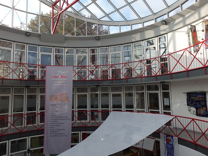 Büro- u. Praxisflächen im TaT Themenpark, repräsentativ, modern, zentral inkl. Parkplätze – Innenansicht Zentralgebäude