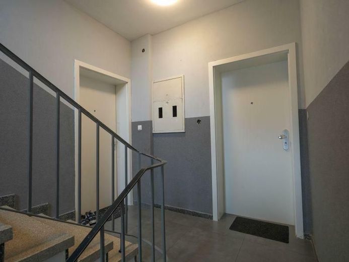 Renditestarkes Investment in 1A-Lage: 14 Wohnungen, 4 Gewerbeeinheiten, Stellplätze &amp; Garagen – 9 Hausflur 2