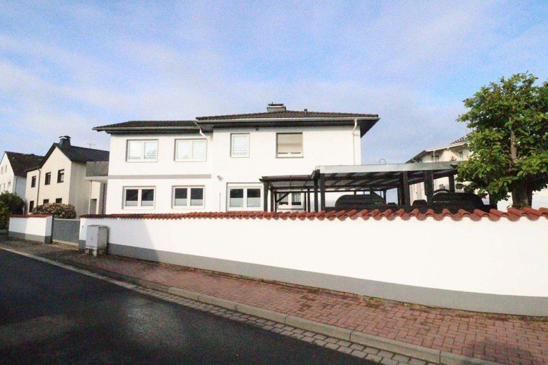 WRS Immobilien - Erlensee - kleine Bürofläche in zentraler Lage - mit Balkon und Duschbad – Hausrückseite