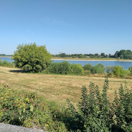 Traumhaftes Wohnen am Rhein: Großzügige Maisonette in Top-Lage von Neuss-Grimlinghausen – Unmittelbare Rheinlage