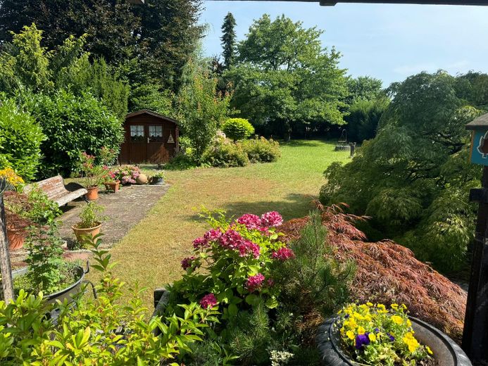 Ein-Zweifamilienhaus in Neu-Edingen 68535 – alles blüht