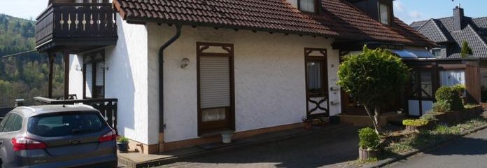 freistehendes Mehrfamilienhaus mit Wintergartenanbau und 2 Garagen in Bad Brückenau-Ortsteil