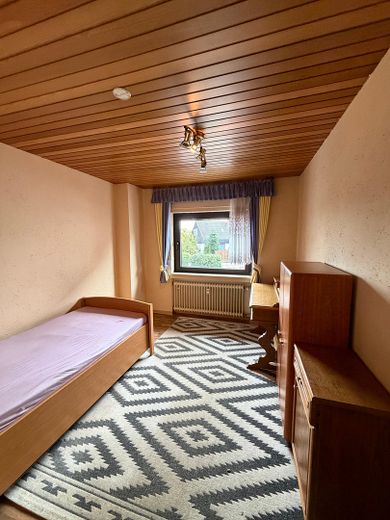 Vielseitiges Mehrfamilienhaus mit 3 Einheiten & attraktivem Baugrundstück – Schlafzimmer EG