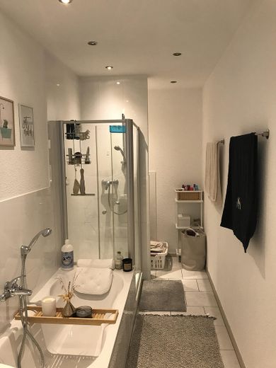 Charmantes Hinterhaus in zentraler Lage mit Stellplatz – ideal für Paar oder Zweier-WG – Badansicht