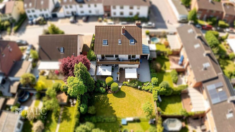 7-Familienhaus in Top-Lage von Leverkusen-Hitdorf - Voll vermietet &amp; über 5 % Rendite – Außenansicht - (KI generiert)