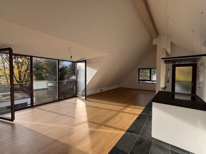 3 Zimmer lichtdurchflutete DG-Wohnung Inmitten von München-Waldtrudering – Wohnzimmer
