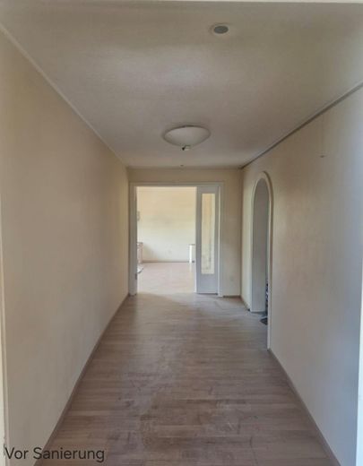 Prima occupazione dopo ristrutturazione di alta qualità – Splendido appartamento di 3 locali con 127 m² e ampio balcone soleggiato – Flur vor der Sanierung 