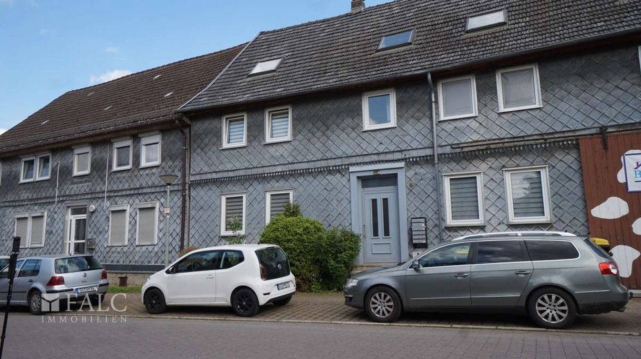 Komplette saniert 300 m² Fachwerkhaus und ca. 2.800 m² Grundstück – Blick von der Straße