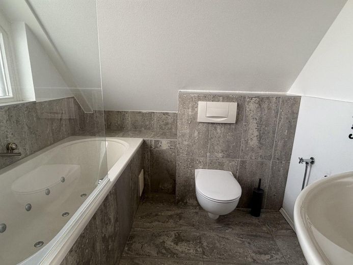 Attico su due piani con galleria e ampia terrazza sul tetto – Badezimmer oben