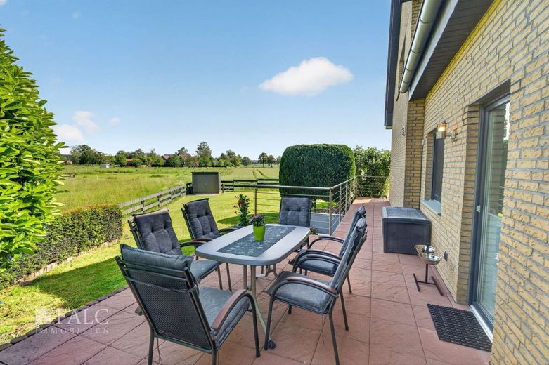 Einziehen und wohlfühlen: Saniertes Familienhaus mit separater Wohneinheit und großem Grundstück – Terrasse