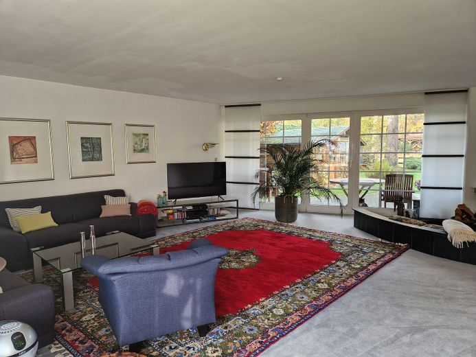 Freistehendes, individuelles  Architektenhaus mit separat gelegener Einliegerwohnung – Wohnbereich mit Innenkamin