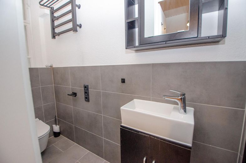 Sin comisión: apartamento de época renovado de 2 habitaciones en Schulstraße – Duschbad / WC