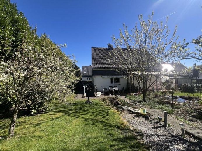 Charmante Doppelhaushälfte mit großem Garten in begehrter Lage... – Foto 1