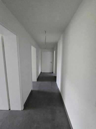 Moderno appartamento di 2,5 locali al piano terra, conforme allo standard KfW-55-EE – efficiente dal punto di vista energetico e dotato di finiture di pregio – Flur